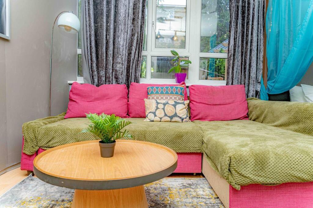 Unique Home W/Garden Hot Tub, Sauna & Cinema Room 런던 외부 사진