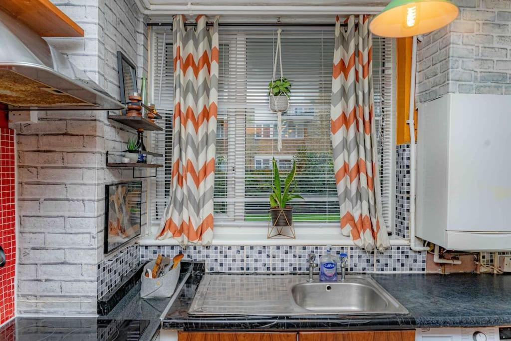 Unique Home W/Garden Hot Tub, Sauna & Cinema Room 런던 외부 사진