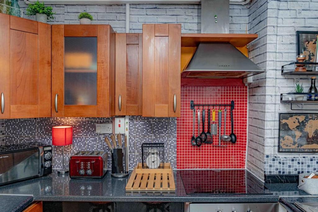 Unique Home W/Garden Hot Tub, Sauna & Cinema Room 런던 외부 사진