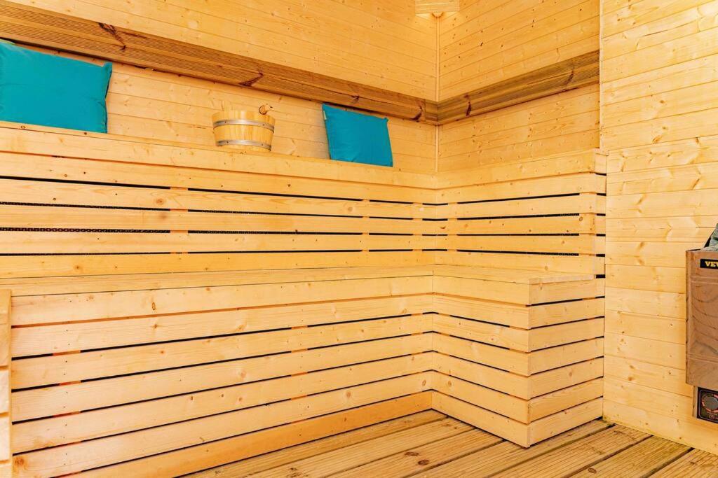 Unique Home W/Garden Hot Tub, Sauna & Cinema Room 런던 외부 사진
