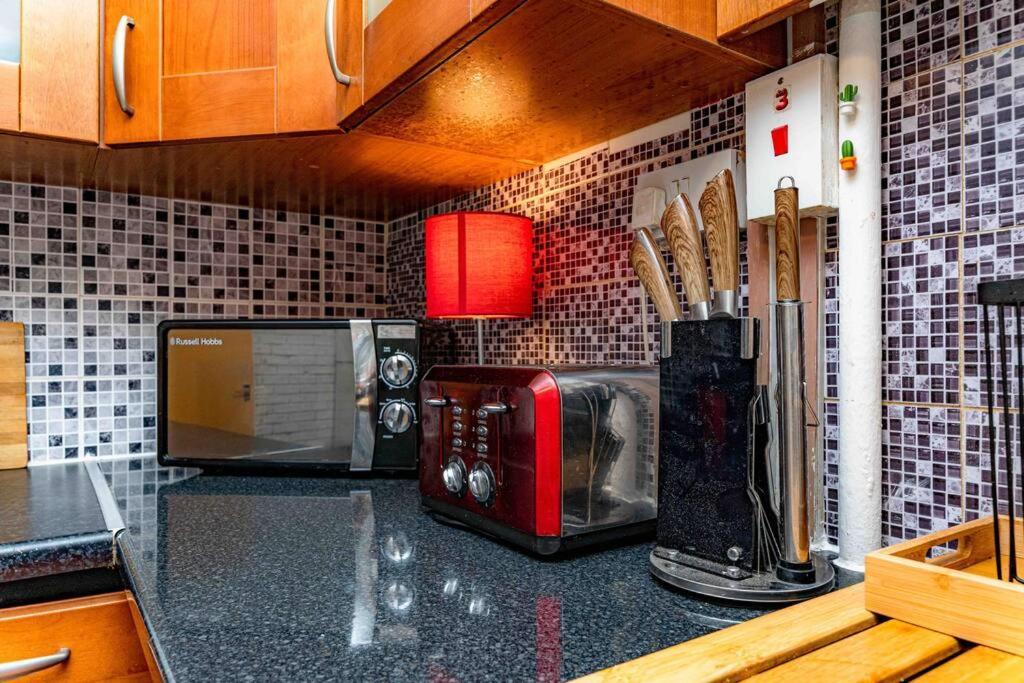 Unique Home W/Garden Hot Tub, Sauna & Cinema Room 런던 외부 사진