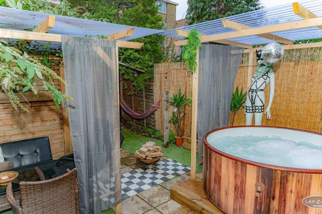 Unique Home W/Garden Hot Tub, Sauna & Cinema Room 런던 외부 사진